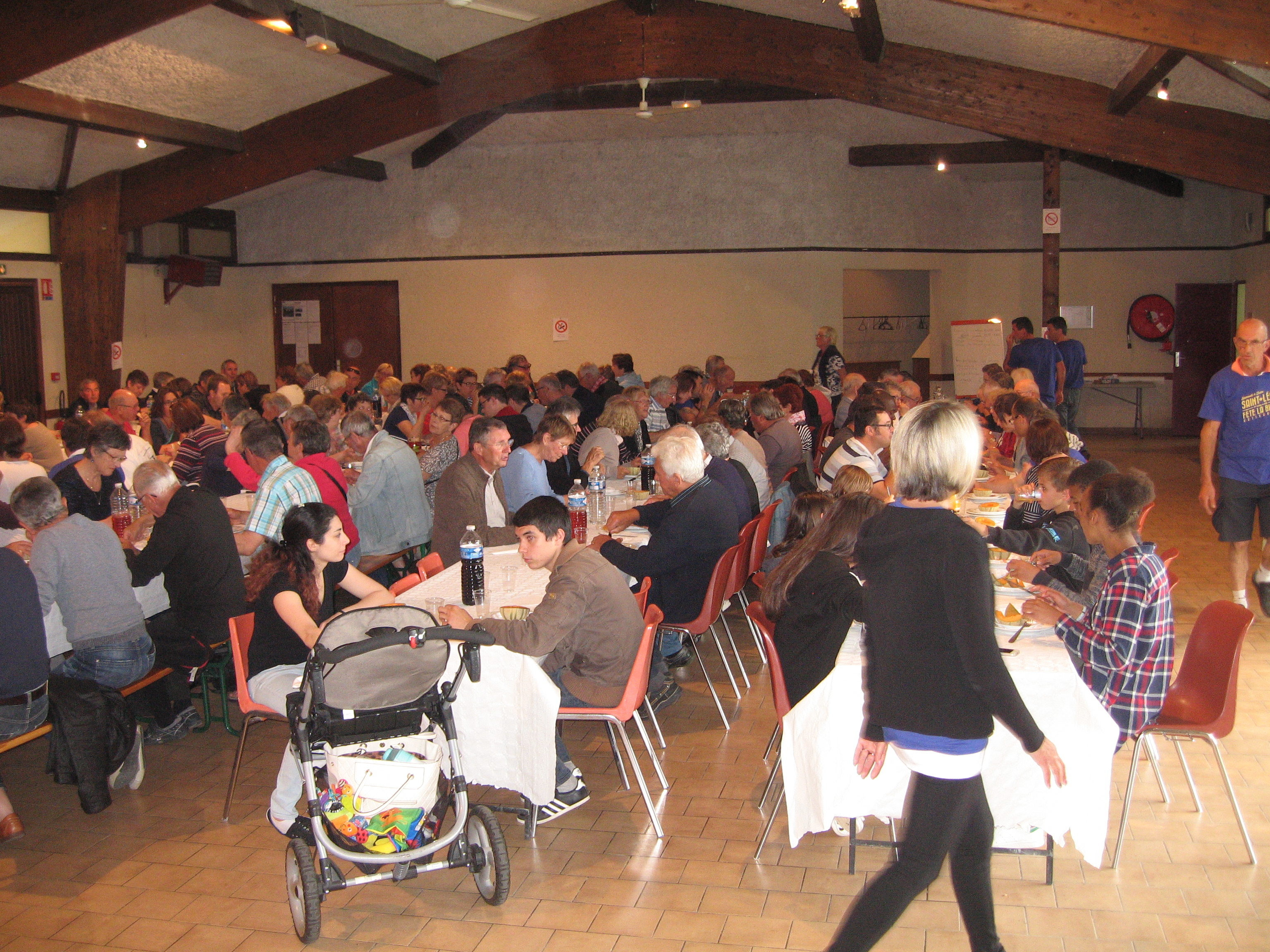 Repas servi à la Salle des Fêtes du village ( PAELLA)