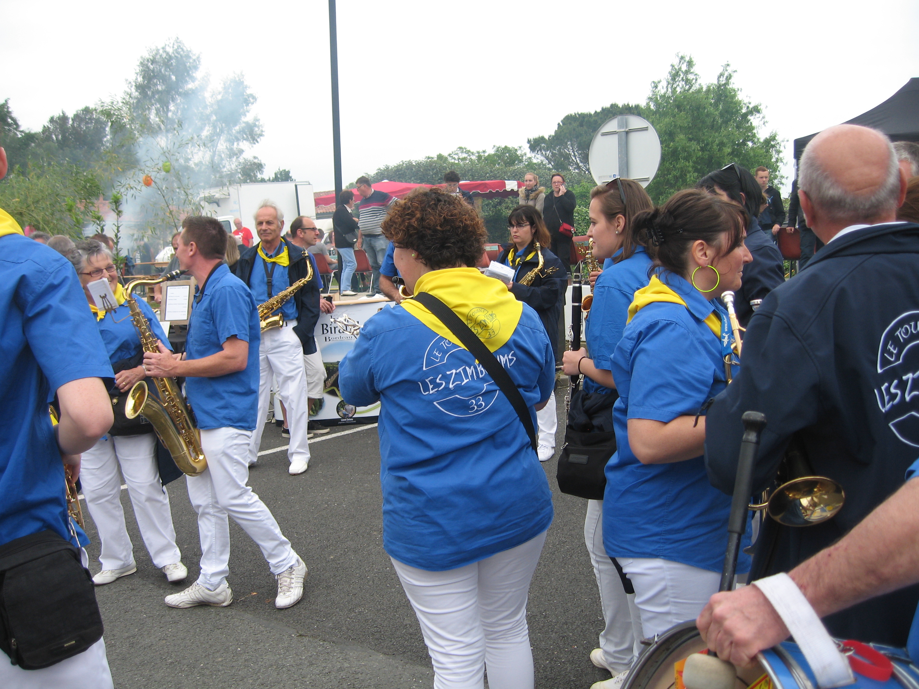 Les Bandas, a peu prés 15 hommes et femmes