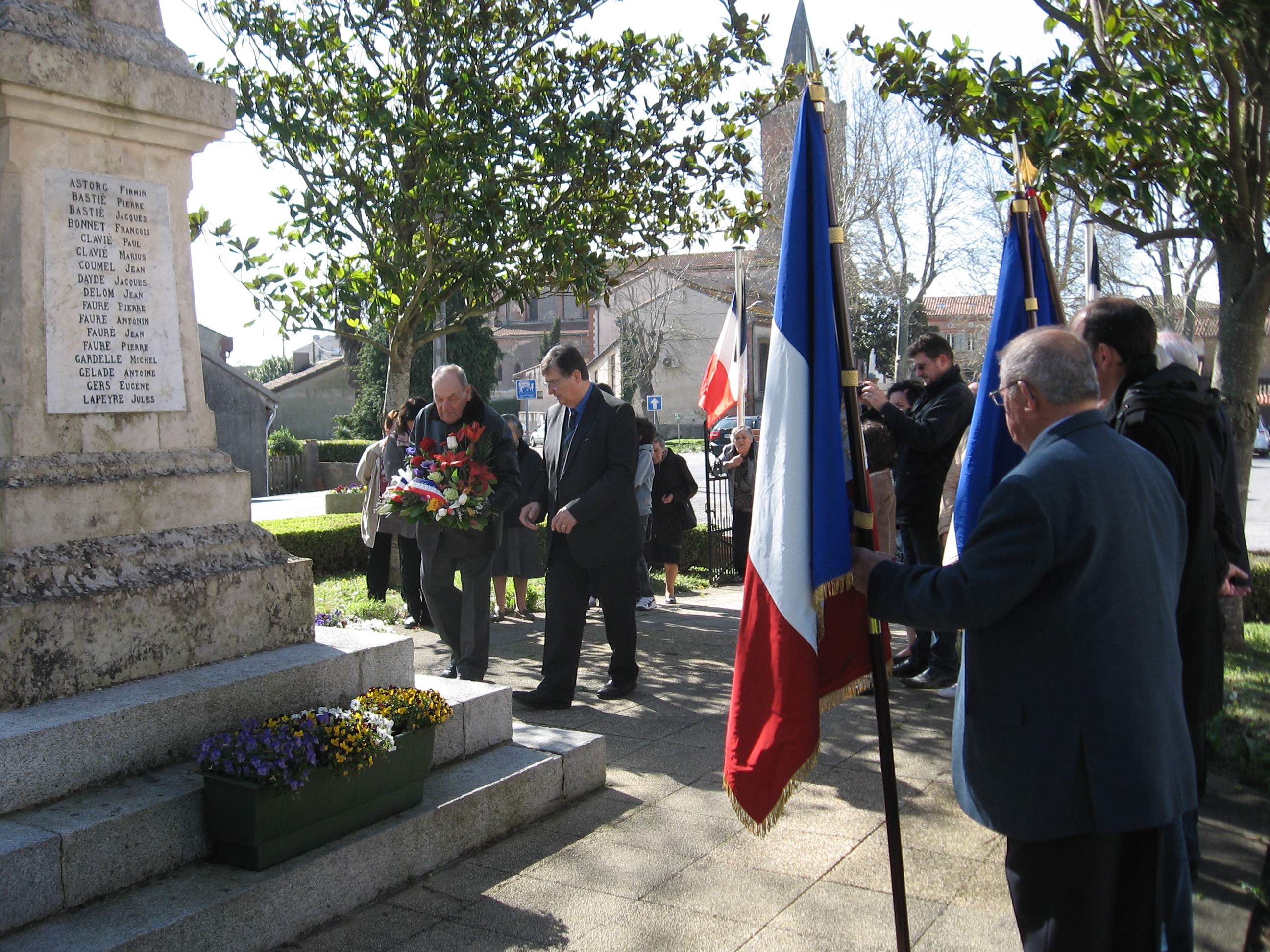 Dépôt de gerbe au monuments aux morts de St Léon
