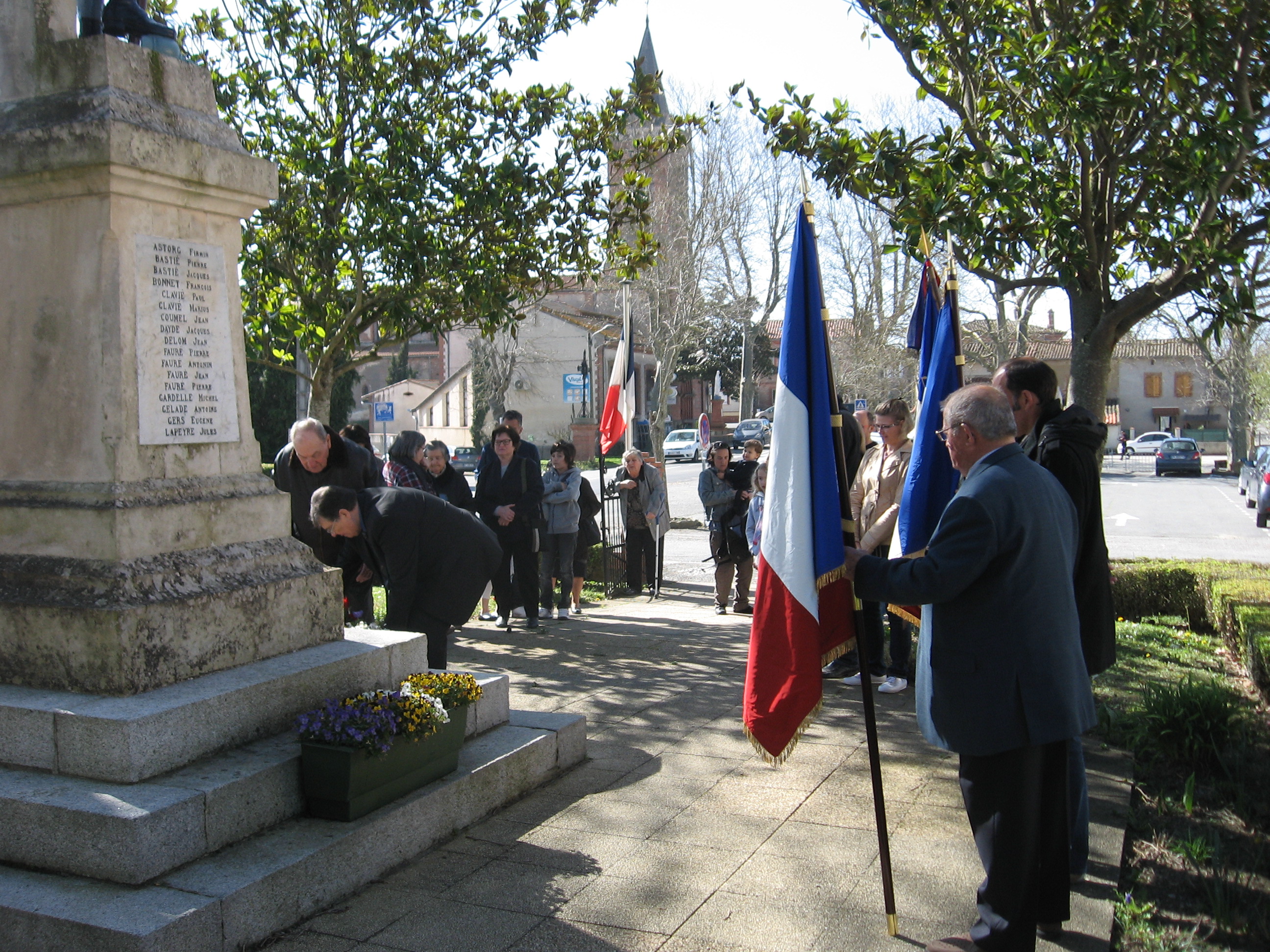 Dépôt de gerbe au monument aux morts de St Léon