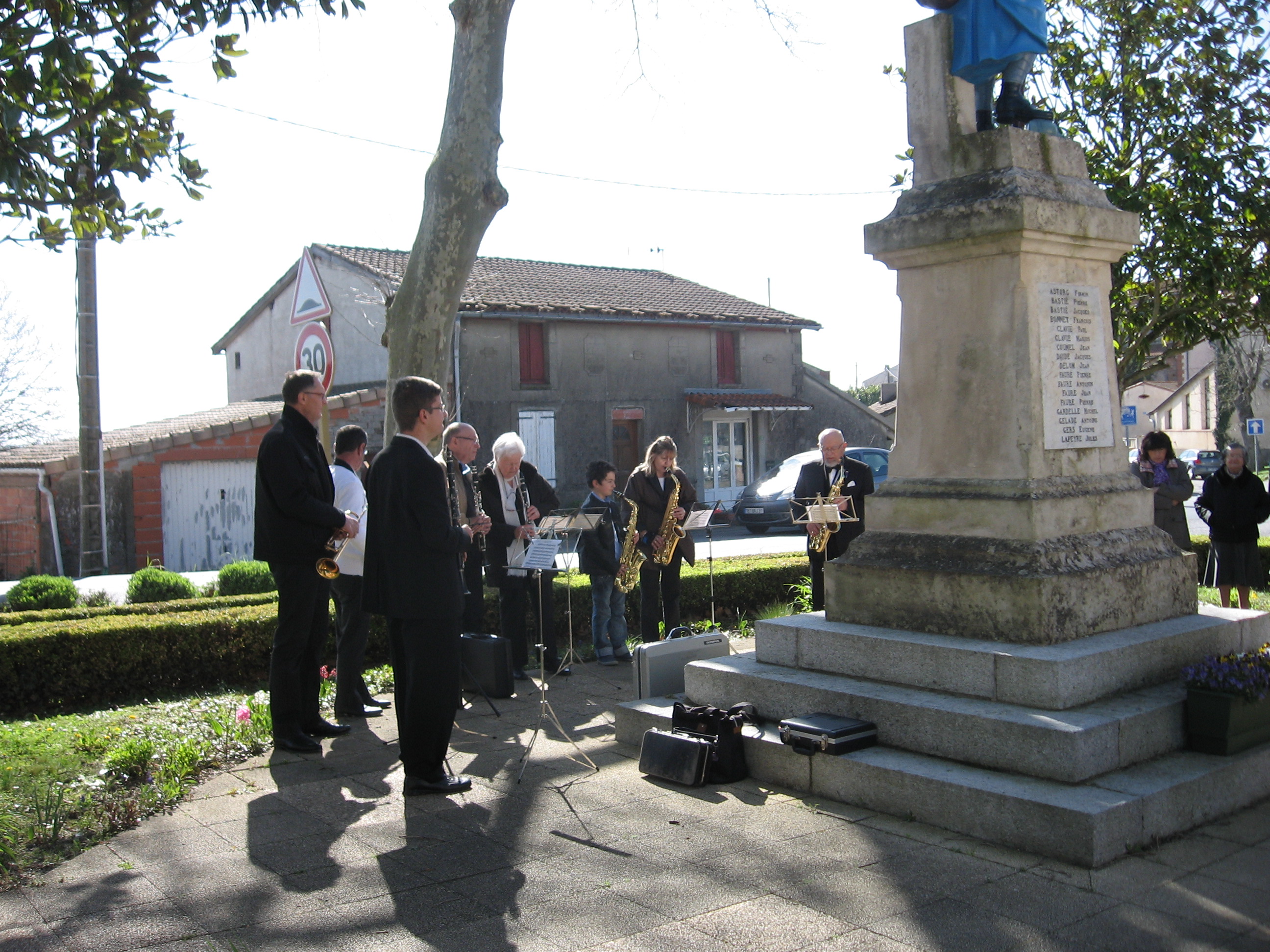 Cérémonie accompagnée par l'Ecole de musique du village