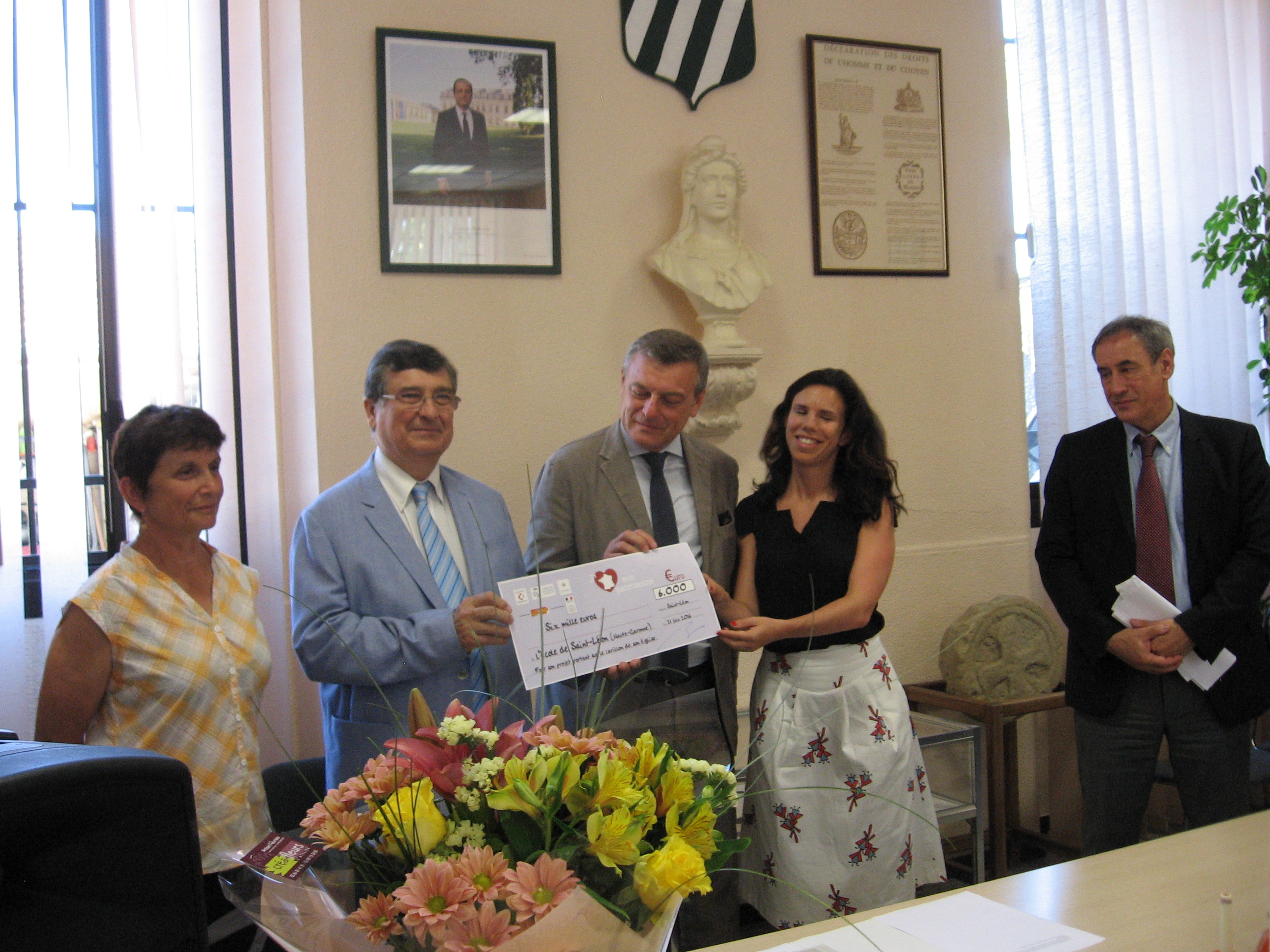 Remise du chèque de 6000 € grand prix du concours "j'aime mon patrimoine"