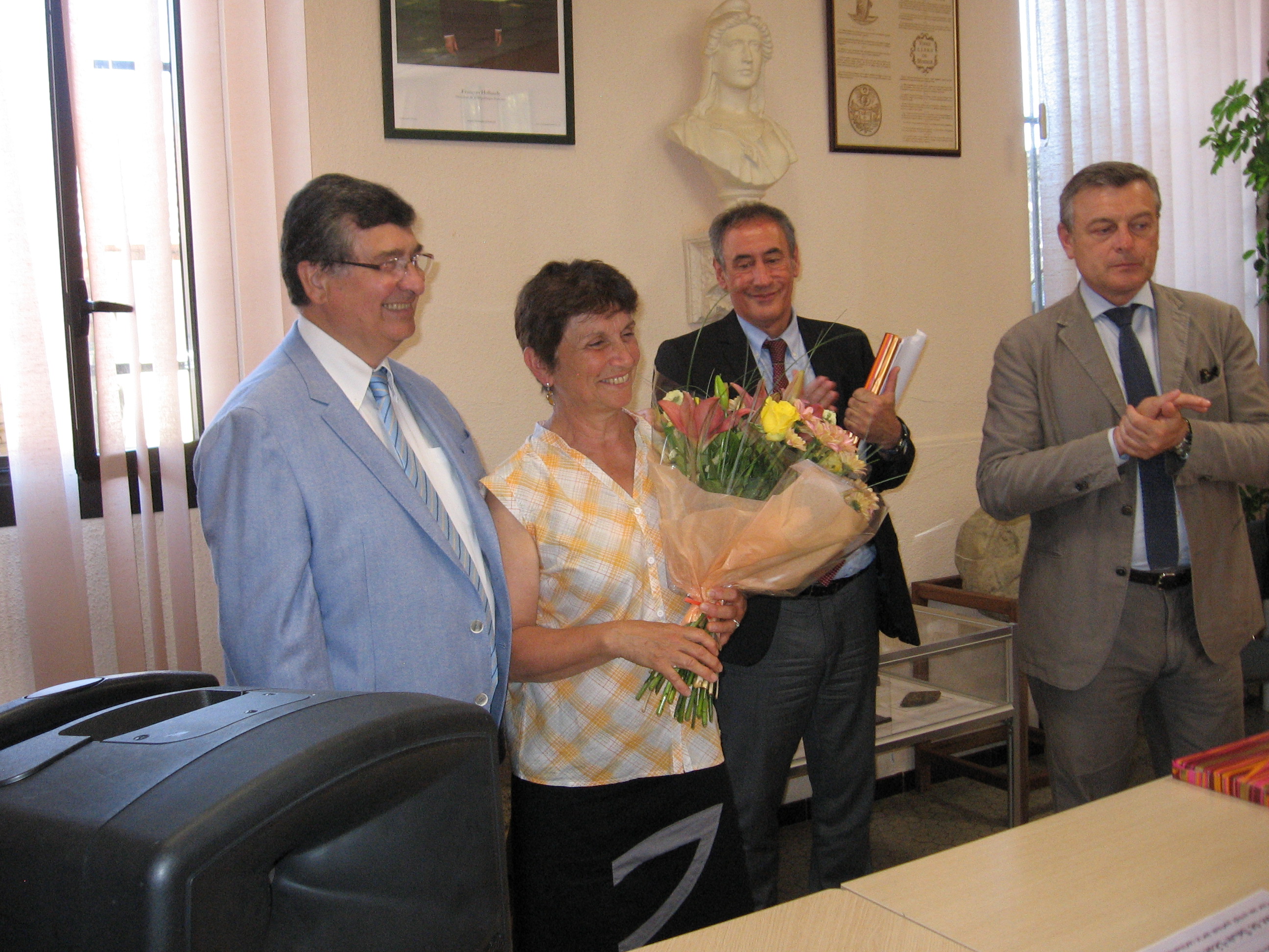 Monsieur Le Maire offre un bouquet de fleurs à Madame la Directrice de l'Ecole