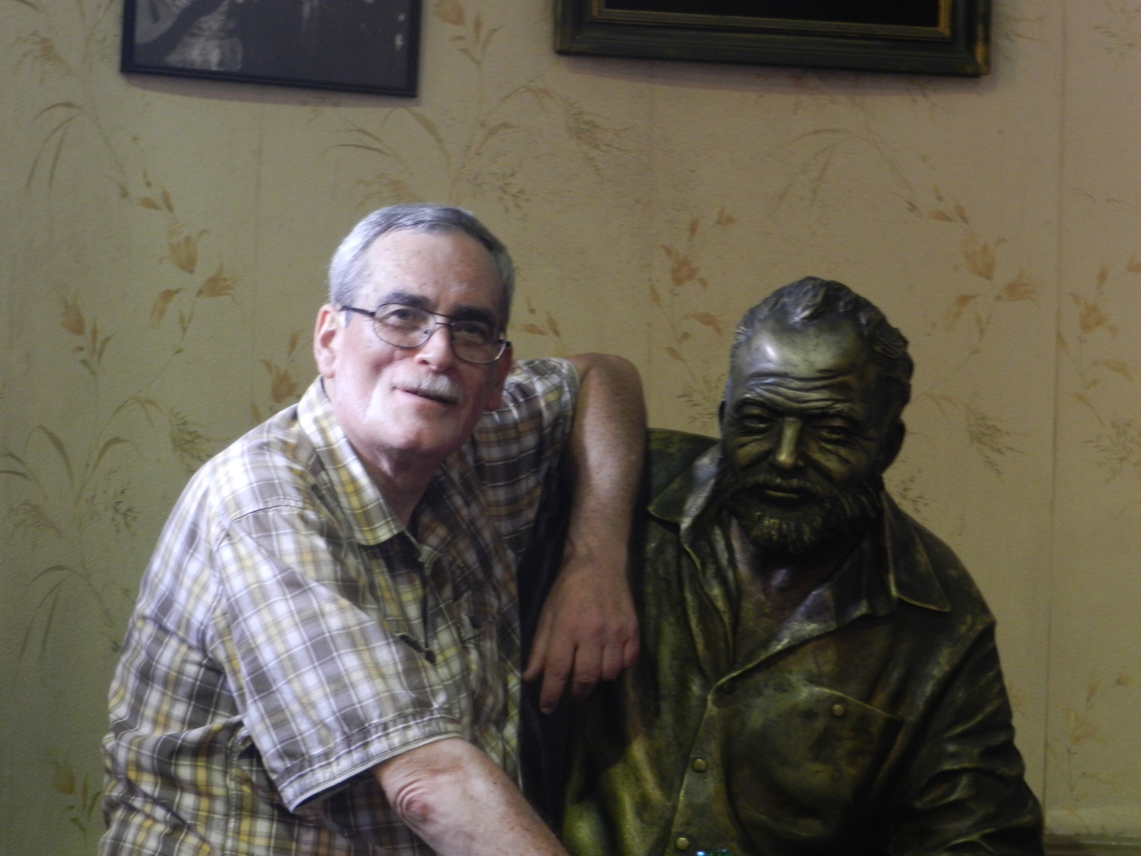 Statue d'Ernest Hemingway qui a tant aimé CUBA