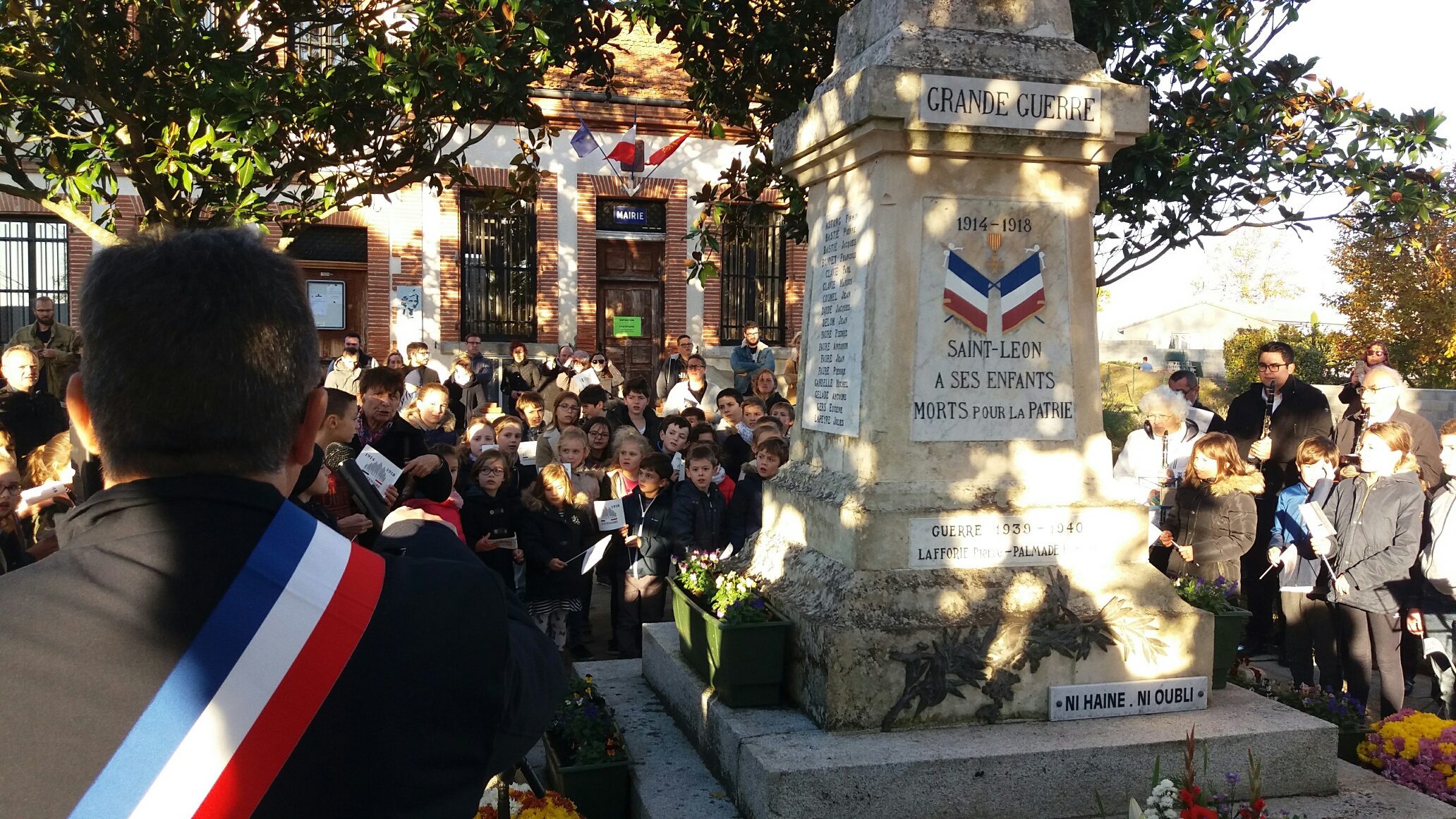 les enfants devant le monument aux morts